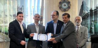 اهدای تندیس زرین جایزه ملی حسابرسی به ذوب آهن