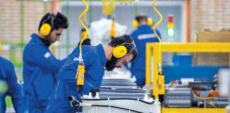 با وجود تاکسی اینترنتی، هیچ کارگری در کارخانه کار نمی کند