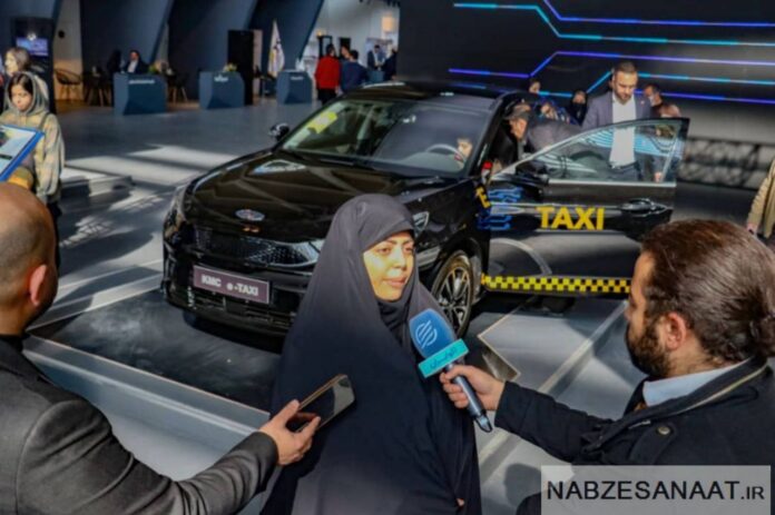بازديد سرپرست سازمان تاكسيرانی از غرفه كرمان موتور