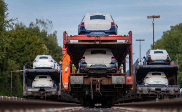 اولین محموله واردات خودرو وارد بندر آپرین میشود